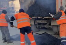 В Махачкале возобновили ямочный ремонт дорог после улучшения погоды