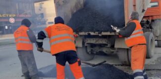 В Махачкале возобновили ямочный ремонт дорог после улучшения погоды