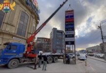 В Махачкале на проспекте Акушинского демонтировали незаконную рекламную стелу