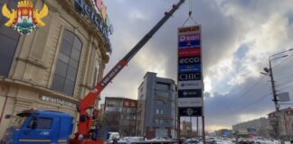 В Махачкале на проспекте Акушинского демонтировали незаконную рекламную стелу