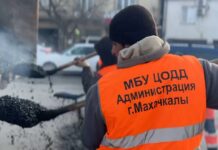 В Махачкале за неделю восстановили более 1,6 тыс. кв. м дорожного полотна