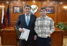 Джамбулат Салавов вручил новый автомобиль ветерану СВО Рашидбегу Магомедову