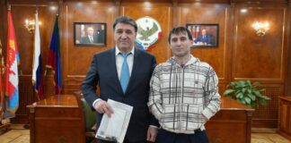 Джамбулат Салавов вручил новый автомобиль ветерану СВО Рашидбегу Магомедову