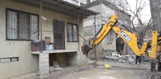 В Махачкале начали демонтировать незаконные пристройки к многоквартирным домам