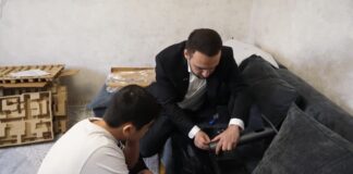 Семье участника СВО в Махачкале вручили компьютер для учебы