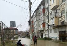 В Махачкале спасатели и волонтеры ВСКС очищают город от воды