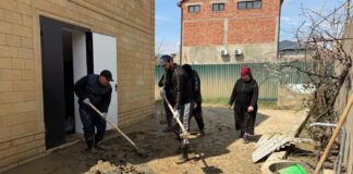 Депутаты и волонтеры очистили 16 подтопленных улиц