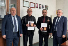 В тесной связке