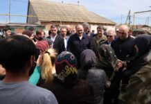 Сергей Меликов и Джамбулат Салавов проинспектировали пострадавший от паводка поселок Новый Хушет