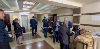 Специалисты администрации Махачкалы помогают эвакуированным гражданам в оформлении документов на оценку ущерба