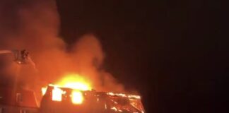 В Махачкале ликвидируют крупный пожар в многоквартирном доме, эвакуированы 75 человек