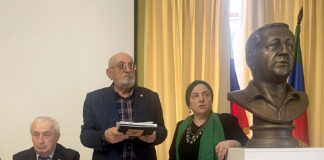 Скульптор Магомедали Алиев подарил музею бюст Шапи Казиева