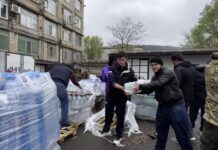 Волонтеры продолжают оказывать помощь пострадавшим от паводка в Махачкале