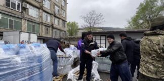 Волонтеры продолжают оказывать помощь пострадавшим от паводка в Махачкале