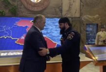 Сергей Меликов наградил волонтеров, помогавших в ликвидации последствий ЧС в Дагестане