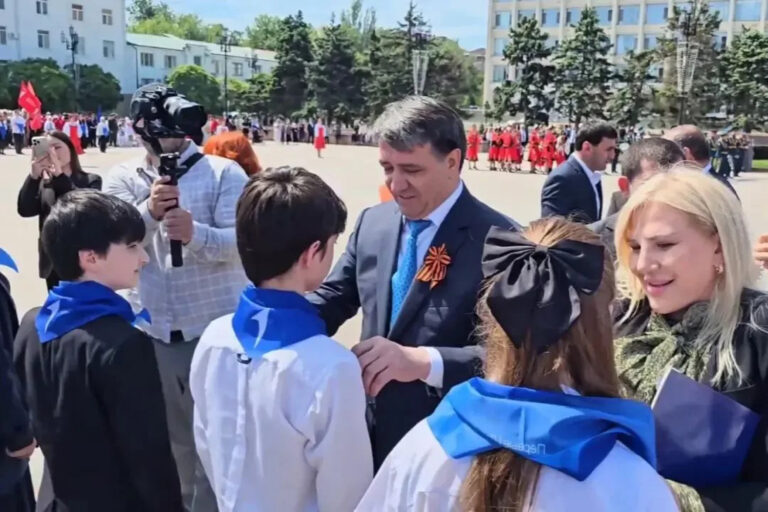 Равнение на героев