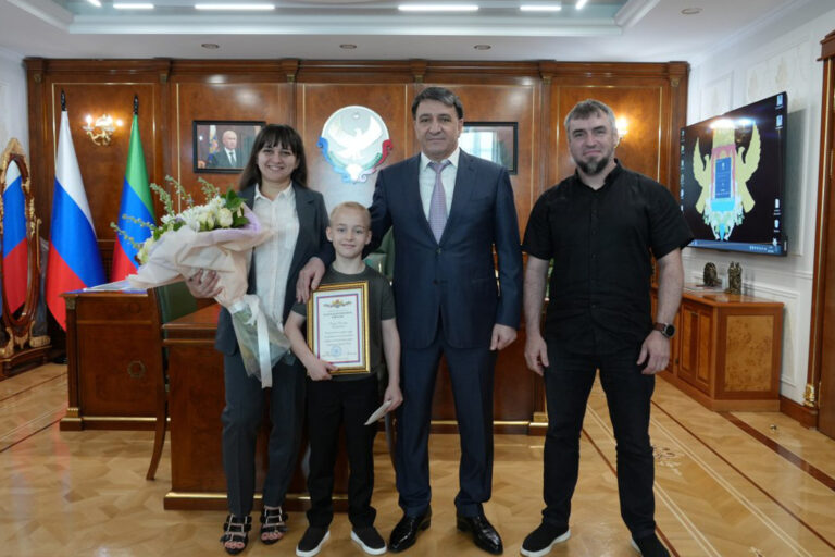 Джамбулат Салавов встретился с юным рекордсменом
