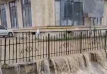 Паводки размыли основание КОР на улице Московской в Махачкале