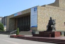 В Махачкале вспыхнул пожар в здании Русского драматического театра