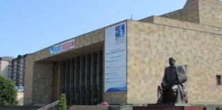 В Махачкале вспыхнул пожар в здании Русского драматического театра
