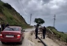 на склоне Тарки-Тау в Махачкале из-за оползня повреждена дорога