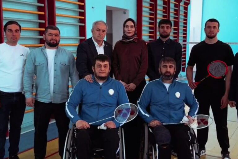 Парабадминтон, шахматы и школьный футбол