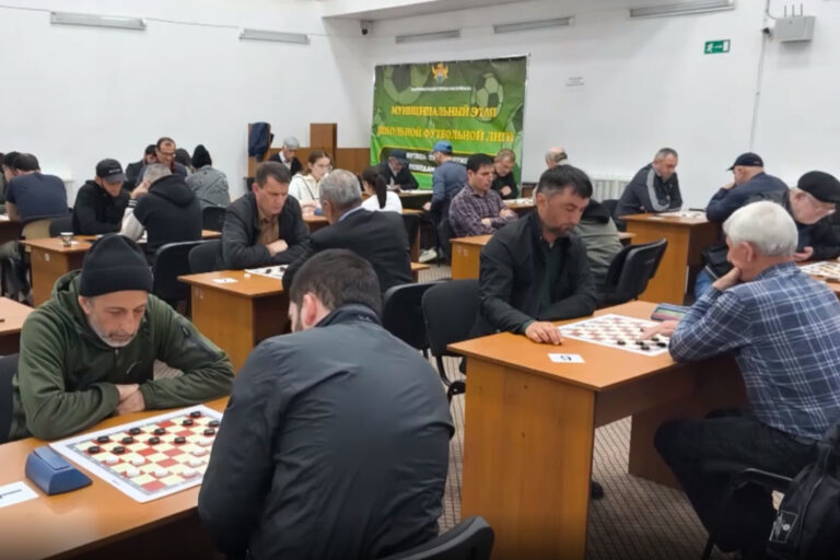Шашки объединили поколения в честь Дня Победы