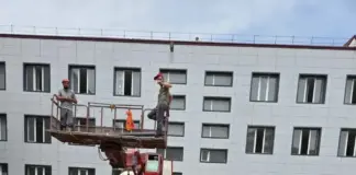 Ход капитального ремонта школы №6 в Каспийске проинспектировала Елена Павлюченко