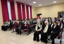 Нурбаганд Нурбагандов провел урок парламентаризма для старшеклассников Махачкалы