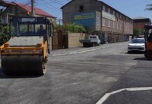 На улице Астраханской в Махачкале укладывают новый асфальт в рамках региональной программы