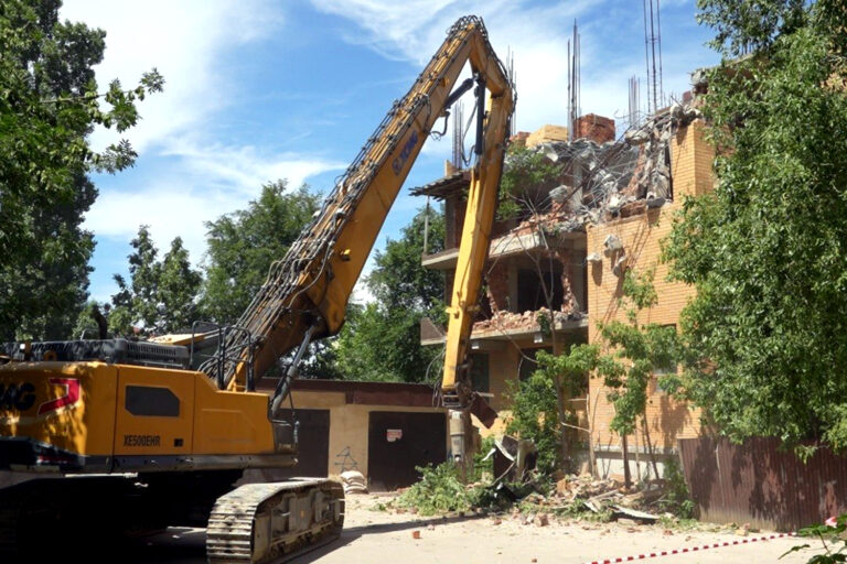 В столице снесли дом, построенный с нарушениями
