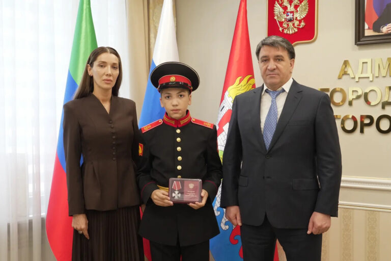 За каждым подвигом – семья: Джамбулат Салавов вручил награды родным героев