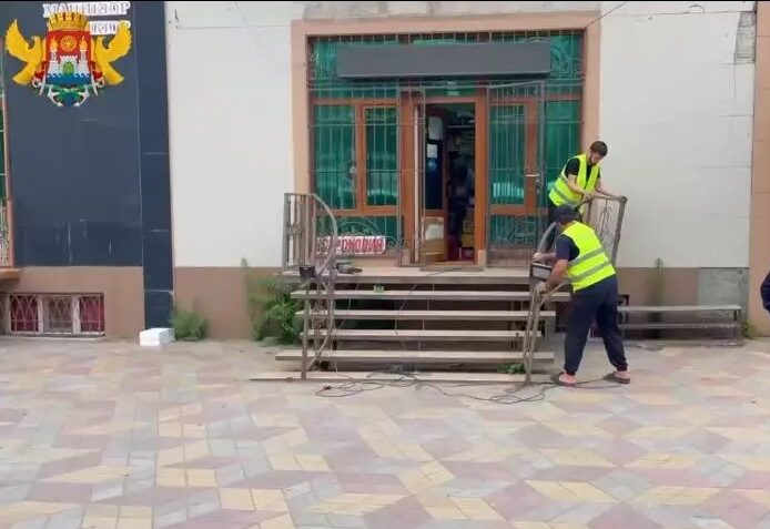 В Махачкале на проспекте Амет-Хана Султана демонтировали незаконные входные группы