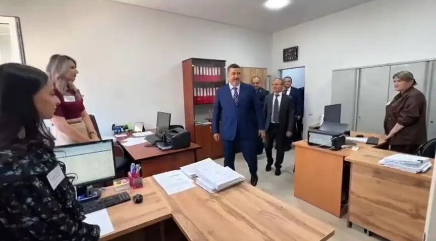 Фёдор Щукин осмотрел новое здание мировых судей в Буйнакске
