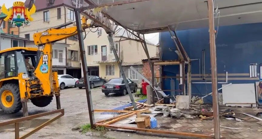 В Махачкале демонтировали незаконное здание техцентра на улице Ярагского