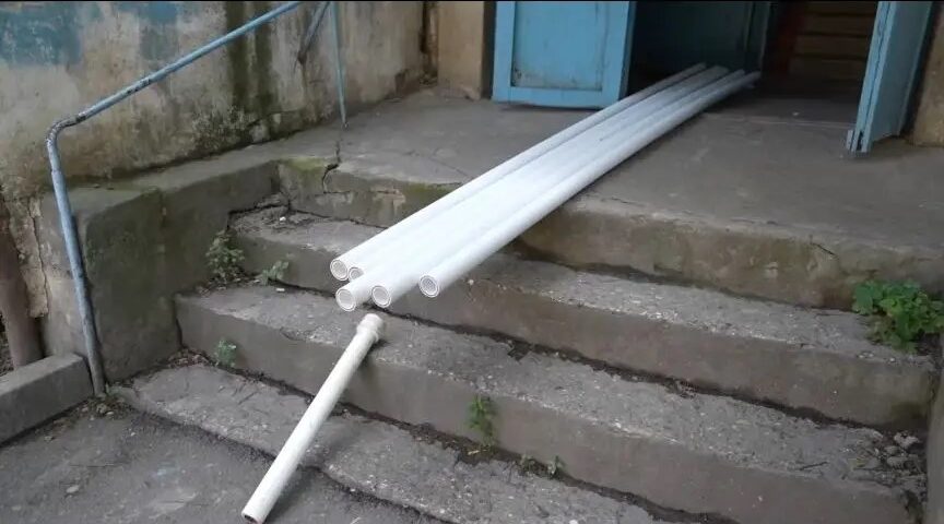 В Махачкале в рамках подготовки к зиме меняют аварийные трубы в многоэтажке на проспекте Шамиля