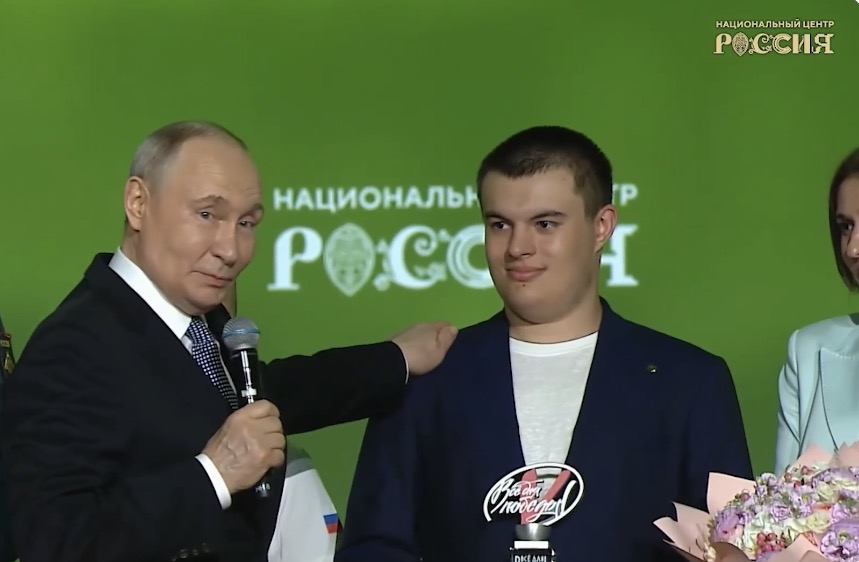 Президент Путин встретился с юным героем Дагестана, спасшим 23 человека