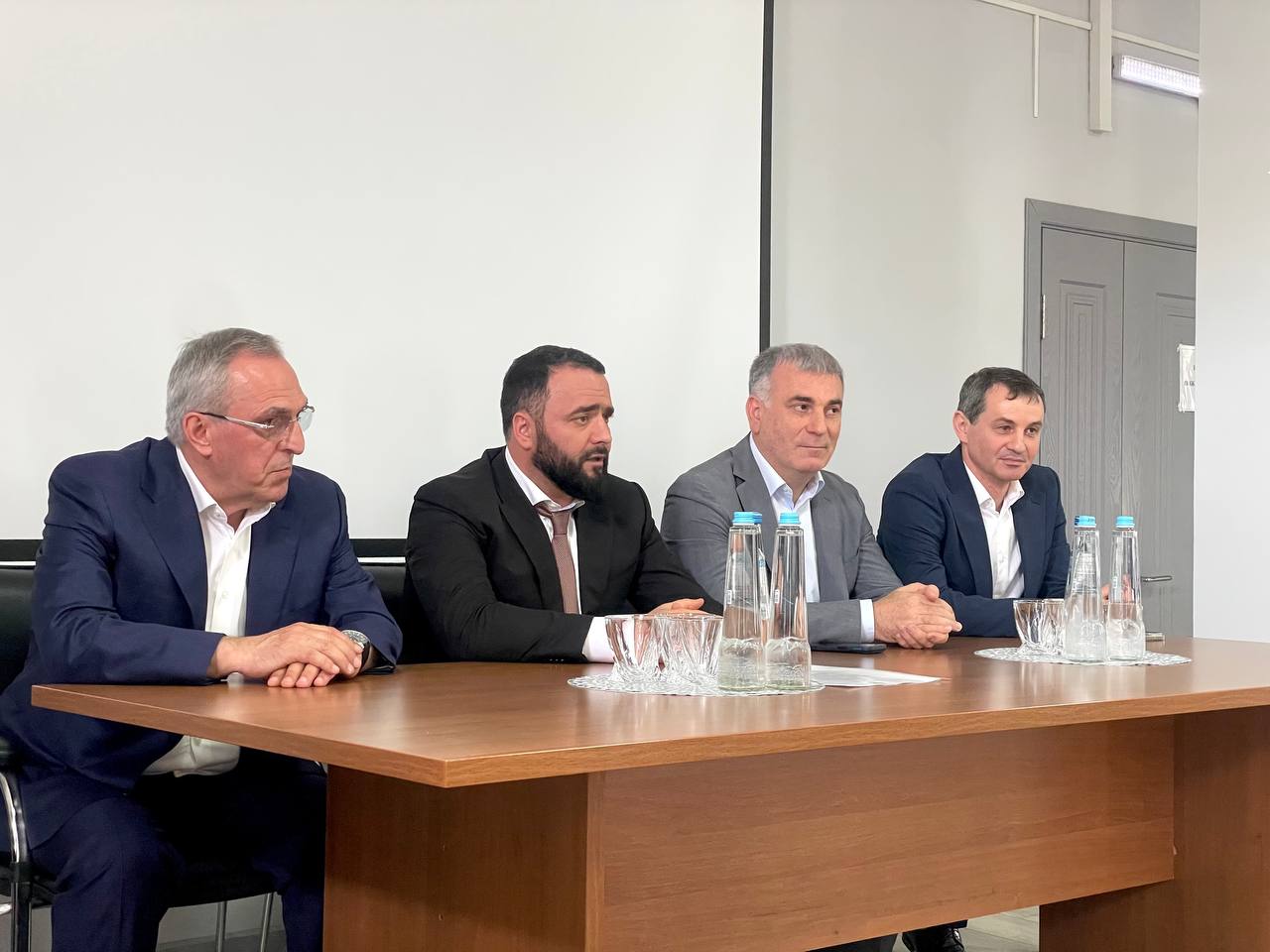 Алиомар Ахмедов представил новых руководителей РКБ им. Вишневского и РКБ №2