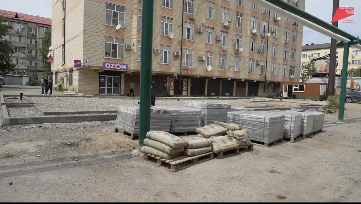 В Махачкале на улице Дагестанской благоустраивают крупный двор по нацпроекту