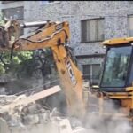 В Махачкале снесли незаконный гараж ради благоустройства двора на улице Исмаилова