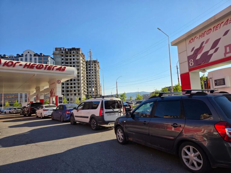 МВД отменит штрафы за стоянку в очередях на АЗС