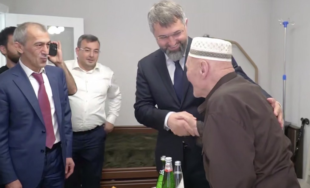 Магомед Рамазанов вручил ключи от новой квартиры ветерану ВОВ Мусе Багаудинову