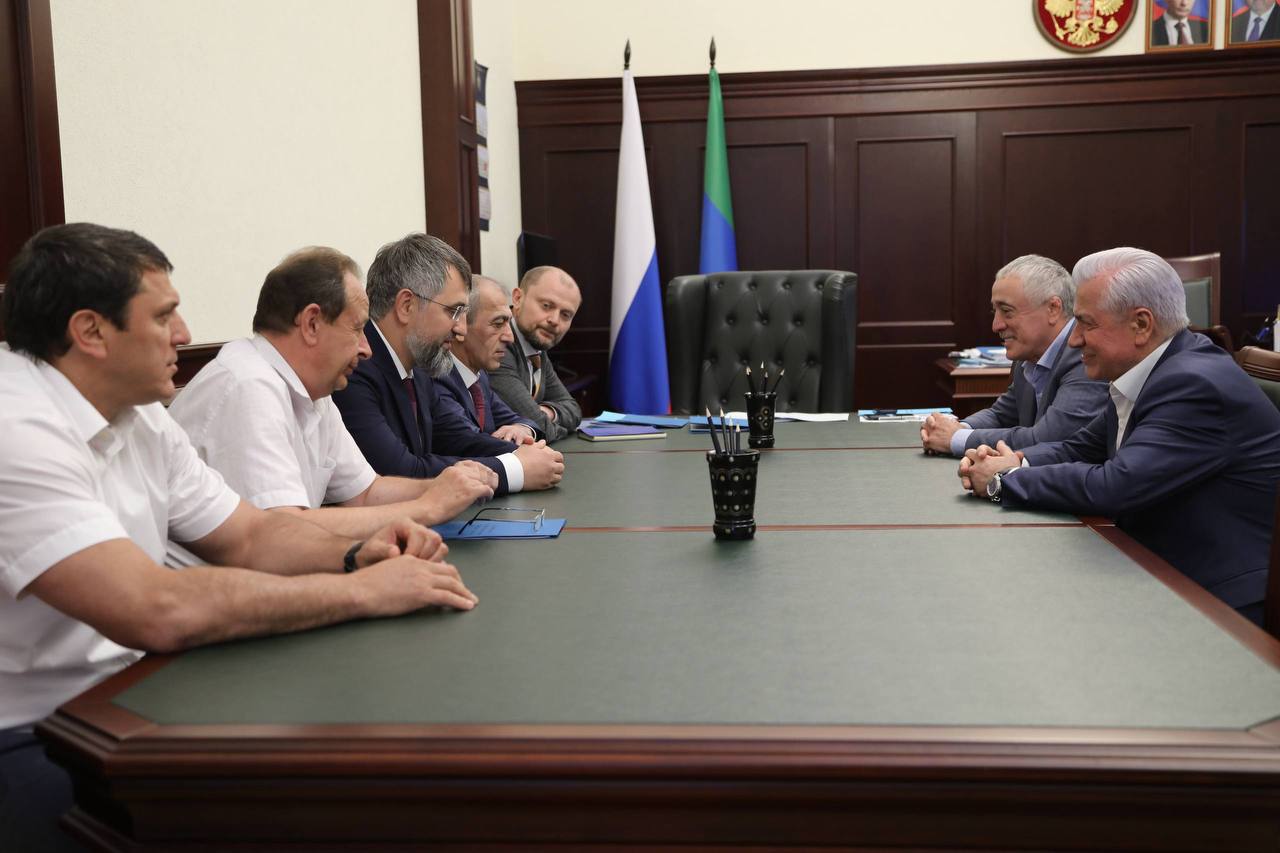 Руководство Дагестана обсудило развитие вольной борьбы с представителями Федерации спортивной борьбы России