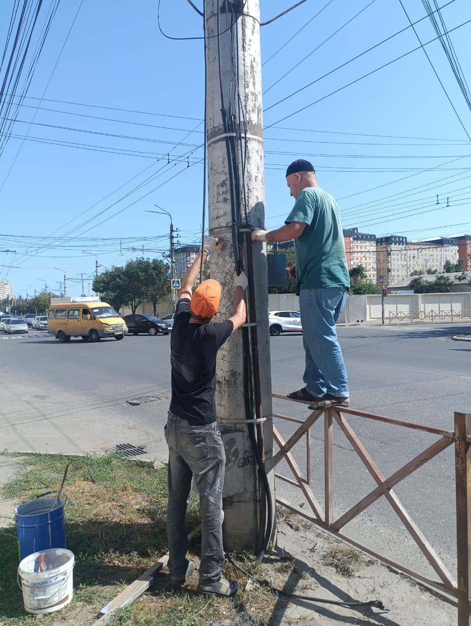 На улице Примакова в Махачкале модернизируют систему уличного освещения