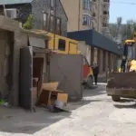 В Махачкале во дворе на улице Исмаилова снесли самовольно возведенные гаражи