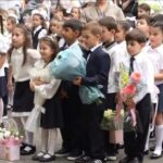 Более 200 первоклассников Махачкалы впервые сели за парты старейшей гимназии №13