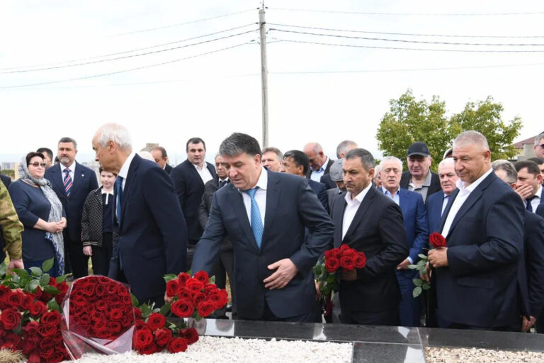 Память Расула Гамзатова почтили у подножия Тарки-Тау