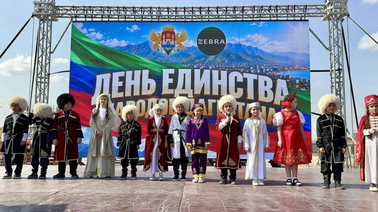 Спорт, скачки и концертная программа