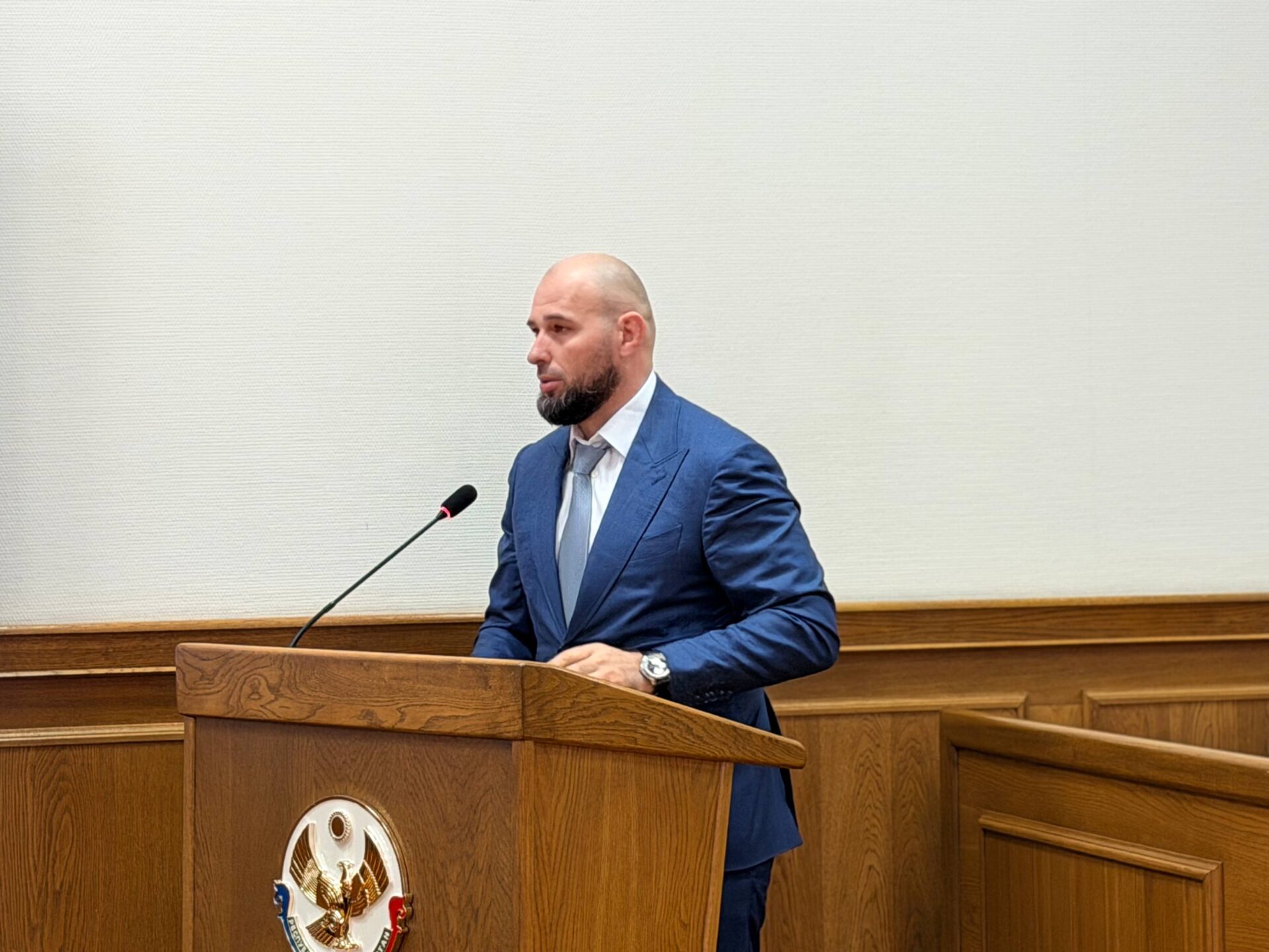 В Махачкале устанавливают евроконтейнеры и пополняют автопарк спецтехники