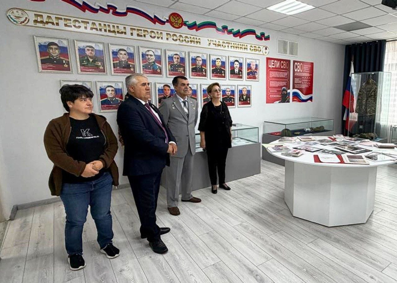 В Махачкале в гимназии №28 прошла встреча с Героями России